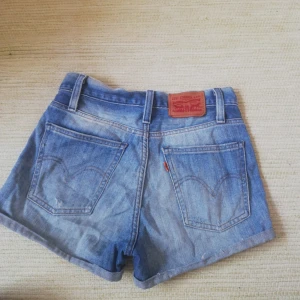  - Levi's shorts I storlek 24! Har tyvärr blivit för små för mig! 