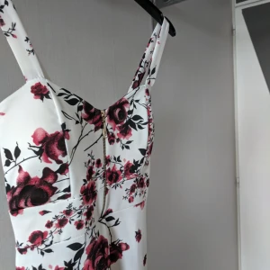  - Fin klänning köpt på marknad. Fint skick och fint tyg! 