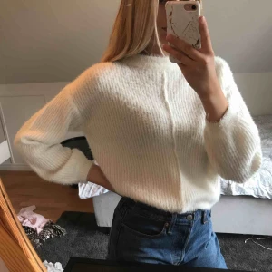  - Sjukt mysig, nästan oanvänd tröja från bershka köpt i höstas. Jag glömde bort att jag hade den och nu har jag ingen användning för den tyvärr. Materialet är väldigt mjukt mot huden, syns bäst på sista bilden!💓 färgen är off white.