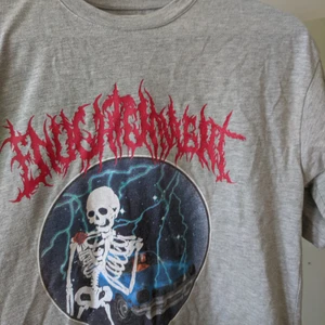  - Cool tisha från junkyard. Knappt använd och i nytt skick! Xs men passar även S och kanske M.