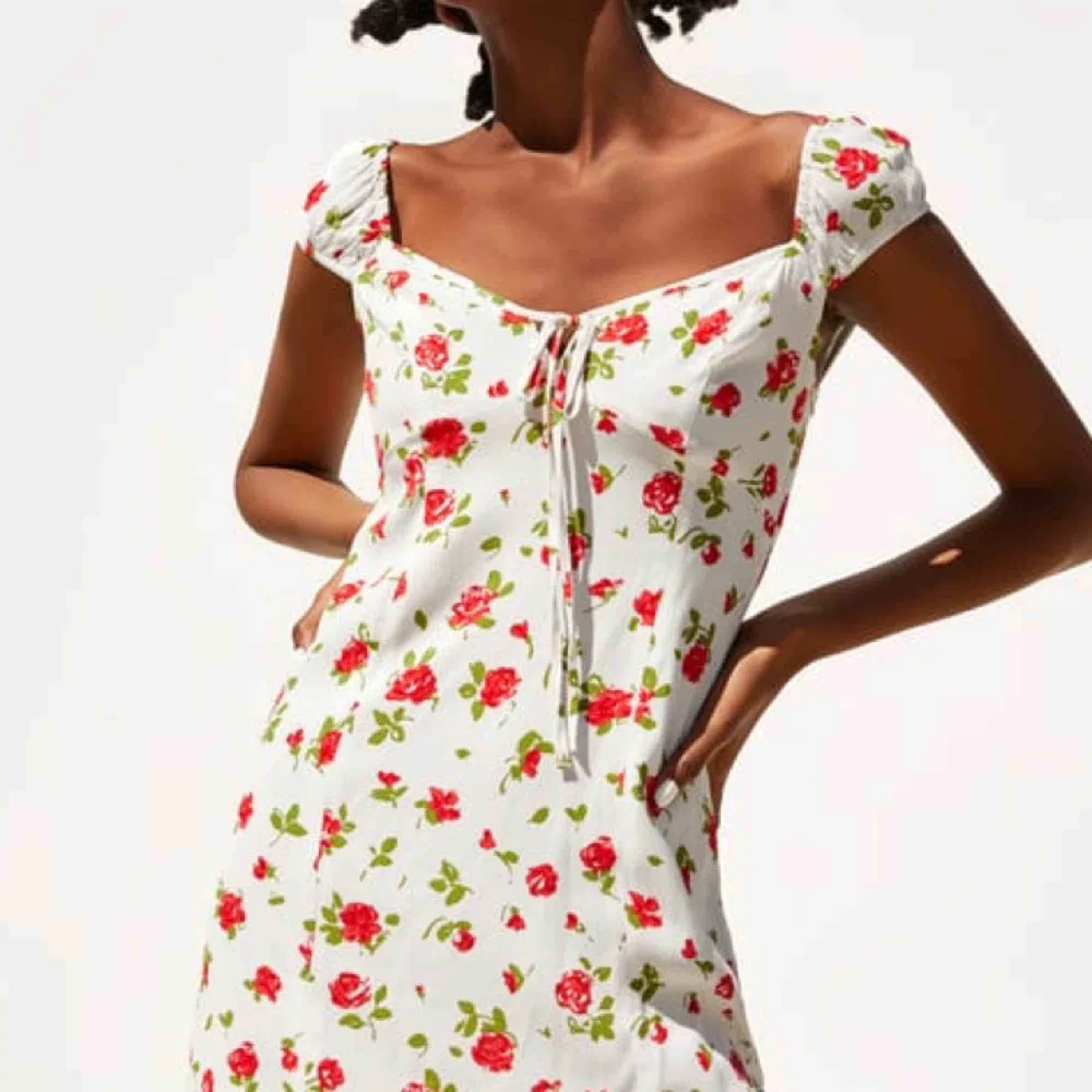 OANVÄND jättefin blommig klänning från Zara. Storlek XS! Frakt på 36kr tillkommer💓💓. Klänningar.