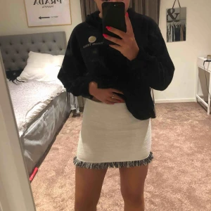  - Otroligt söt kjol från zara köpt i london för ett tag sedan! Kommit till användning 3 gånger max. Kommer inte till användning då den är lite för kort för mig.