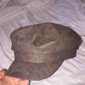  - Helt ny hatt prislapp kvar super snygg tyvärr inte min stil 