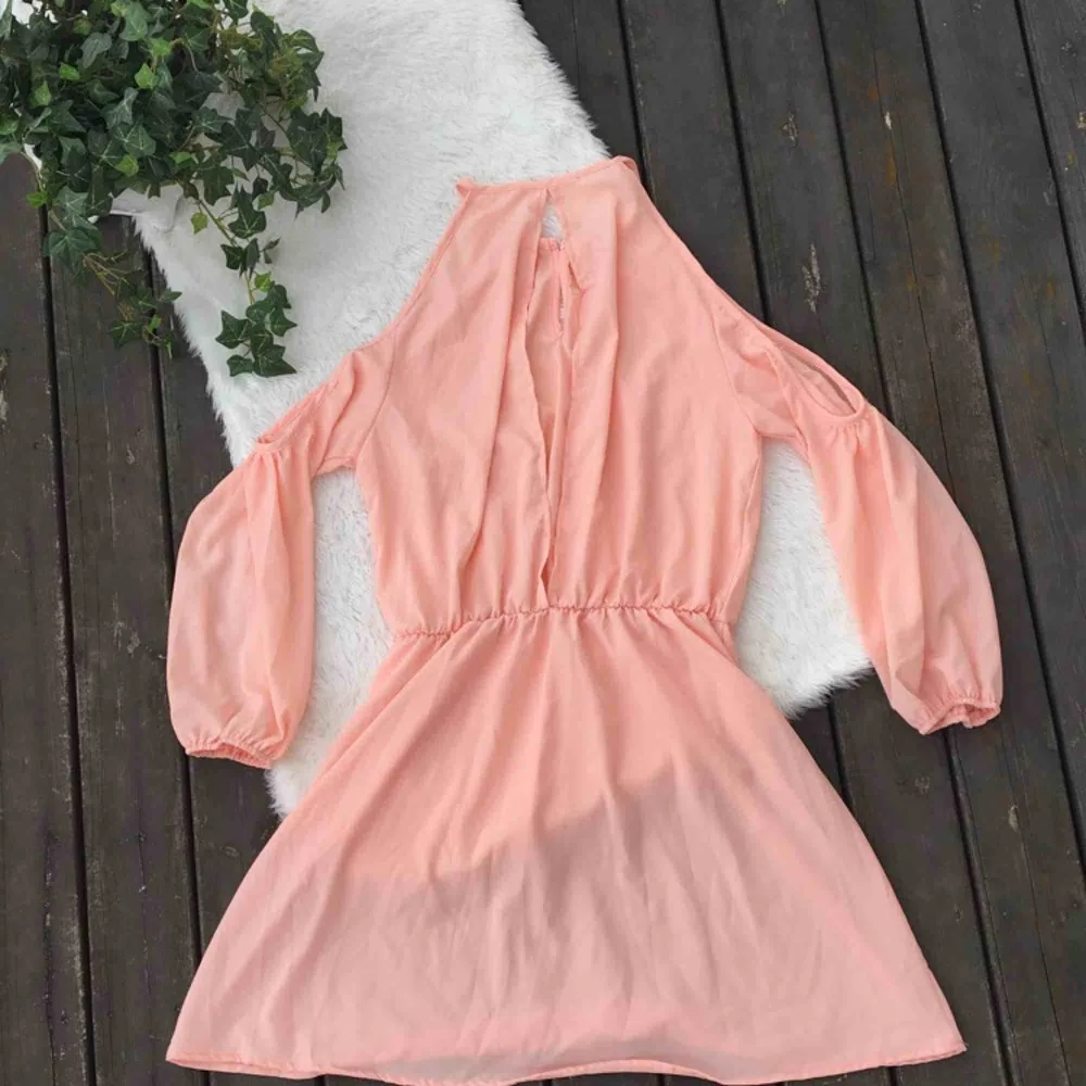 Superfin aprikosfärgad klänning i storlek 38. Öppen i ryggen (andra bilden). Frakt ingår i priset.. Klänningar.
