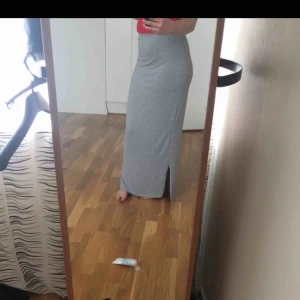  - En lång kjol på med en öppning på varsin sida, den sitter väldigt fint på midjan och är inte för tight.🌸