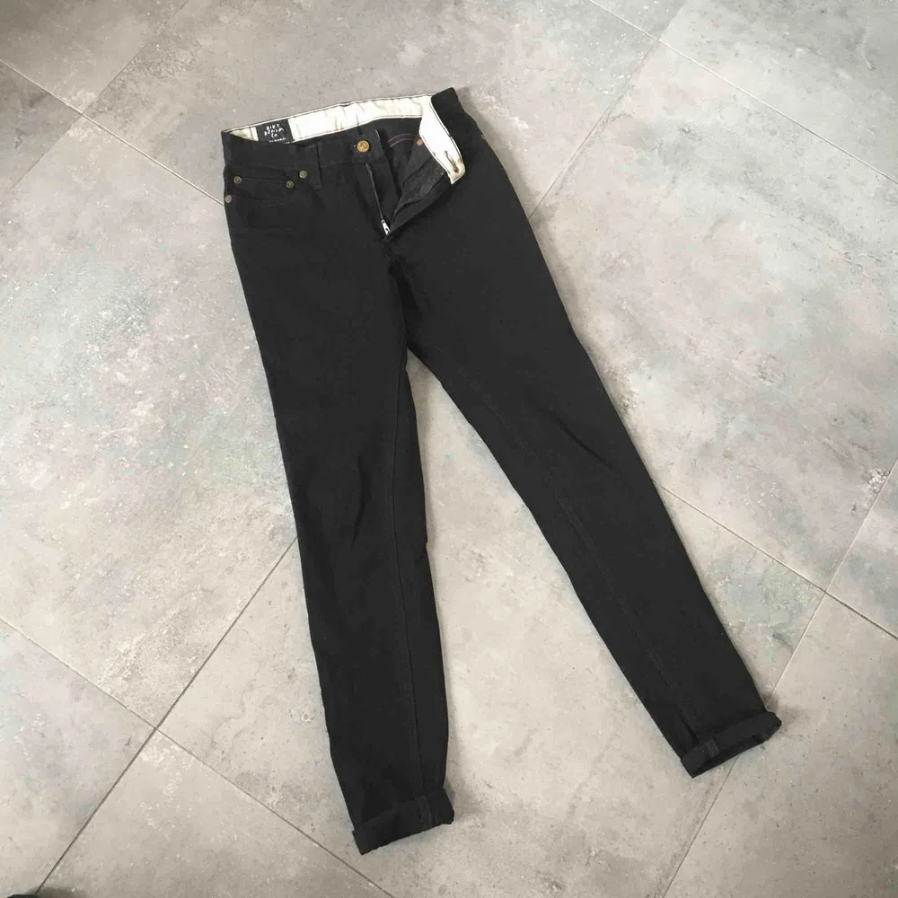 Designer stretch skinny jet black jeans by Hiut. Jeans & Byxor.