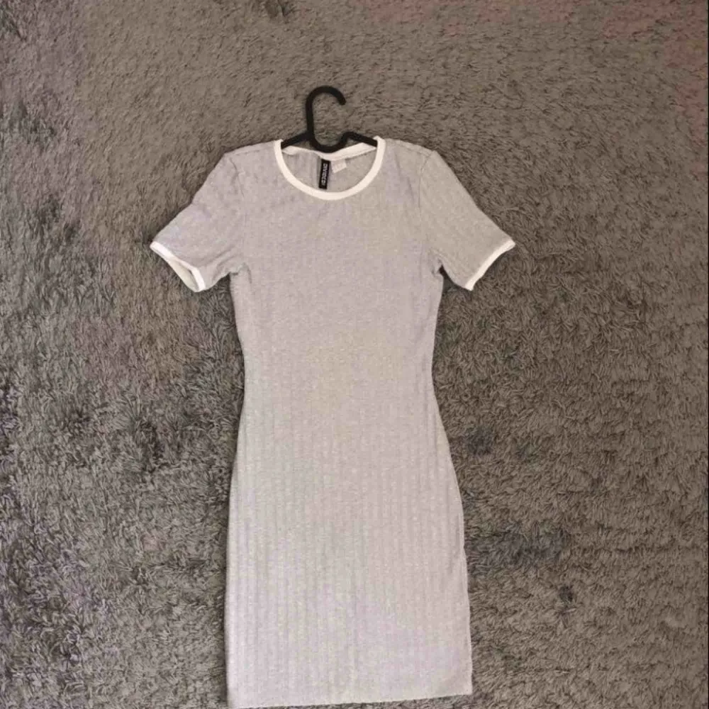 Grå ribbat klänning med vita detaljer för 190 kr ink frakt. . Klänningar.