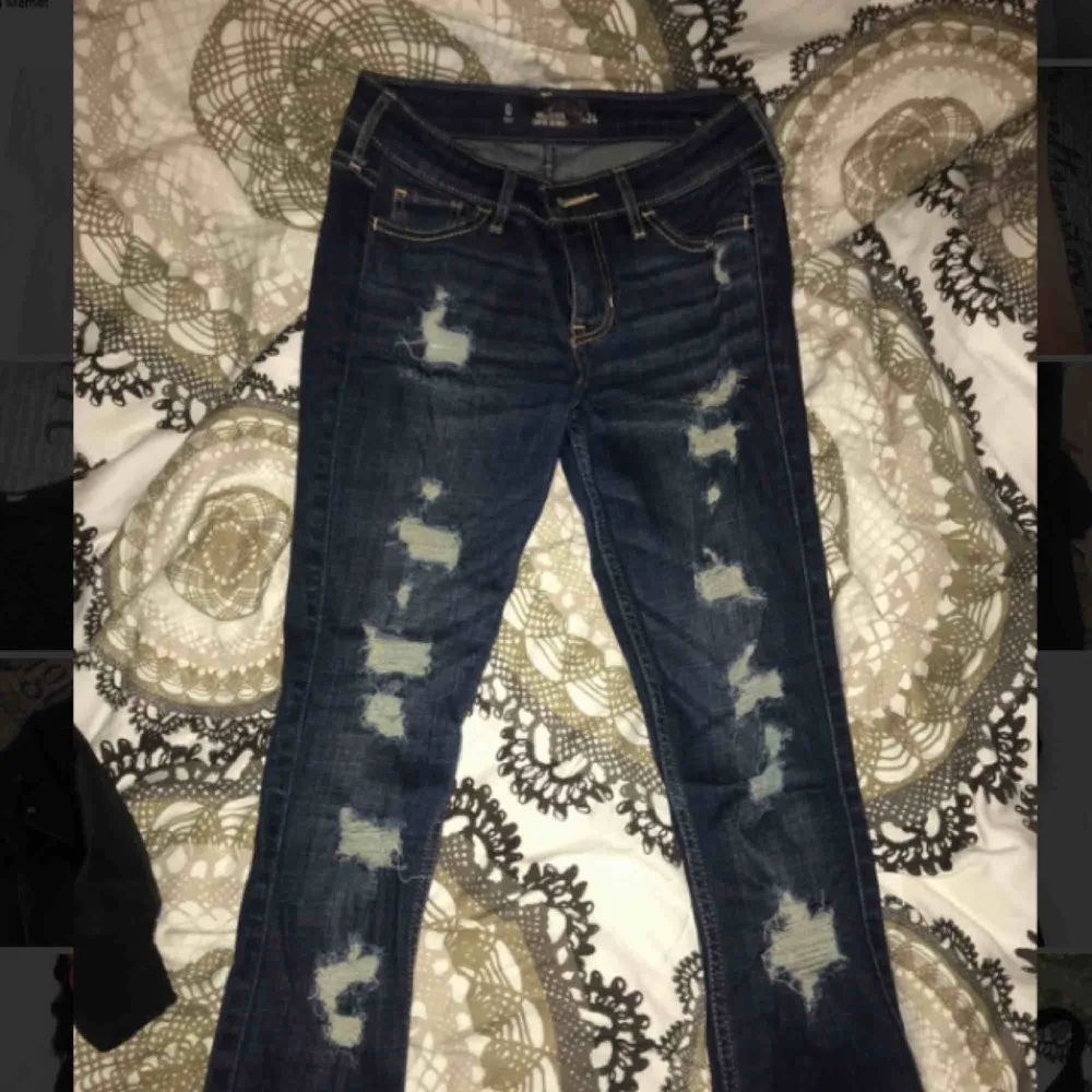 Tajta lågmidjade jeans ifrån hollister som tyvärr blivit för små. Jeans & Byxor.