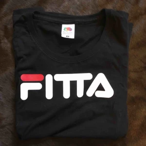  - Helt ny ”fila” t-shirt rolig, cool statement tisha!