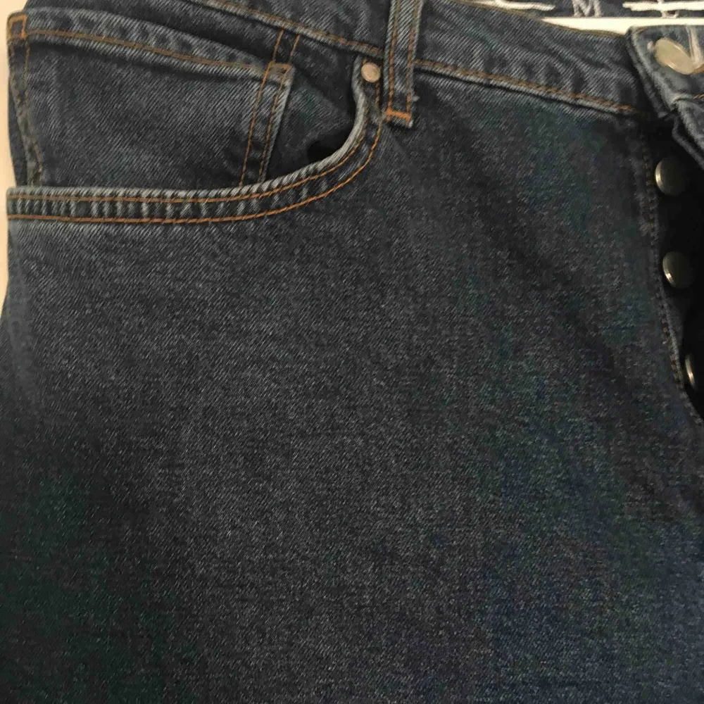 Blåa jeans som är helt oanvända från Bikbok. Knappar istället för dragkedja, jättefina! . Jeans & Byxor.