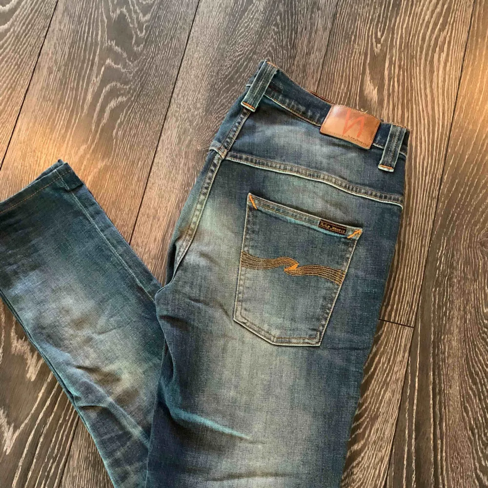 Riktigt fina nudie jeans självklart äkta, ny pris på dessa är 1399kr säljer dom då dom inte kom till användning! Så gott som nya! Storlek W33 L32. Jeans & Byxor.