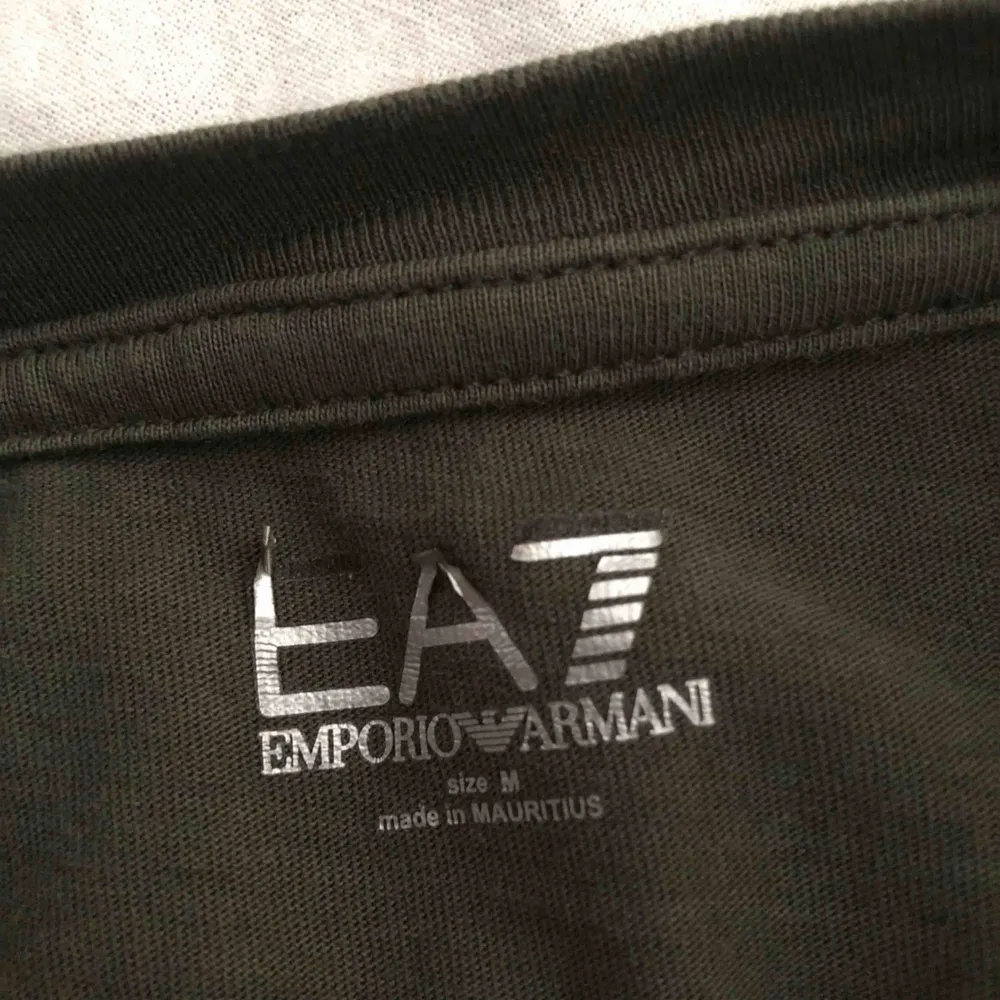 Säljer en skitsnygg EA7 t-shirt köpt från JD sports förra året som tyvärr inte kommer till användning, använd endast 2 gånger och är i bra skick det enda är bokstäverna på insidan har lossnat lite i tvätten (se andra bilden) köparen står för frakt . T-shirts.