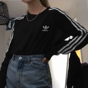  - Nästan hel oanvänd långärmad adidas mesh tröja, storlek S men passar mindre och något större storlekar också. Möts ENDAST upp i stockholm, fraktar ej. 
