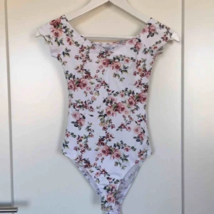  - Body med blommigt mönster. Nyskick. Stl S men är mindre som XS. Från Bershka