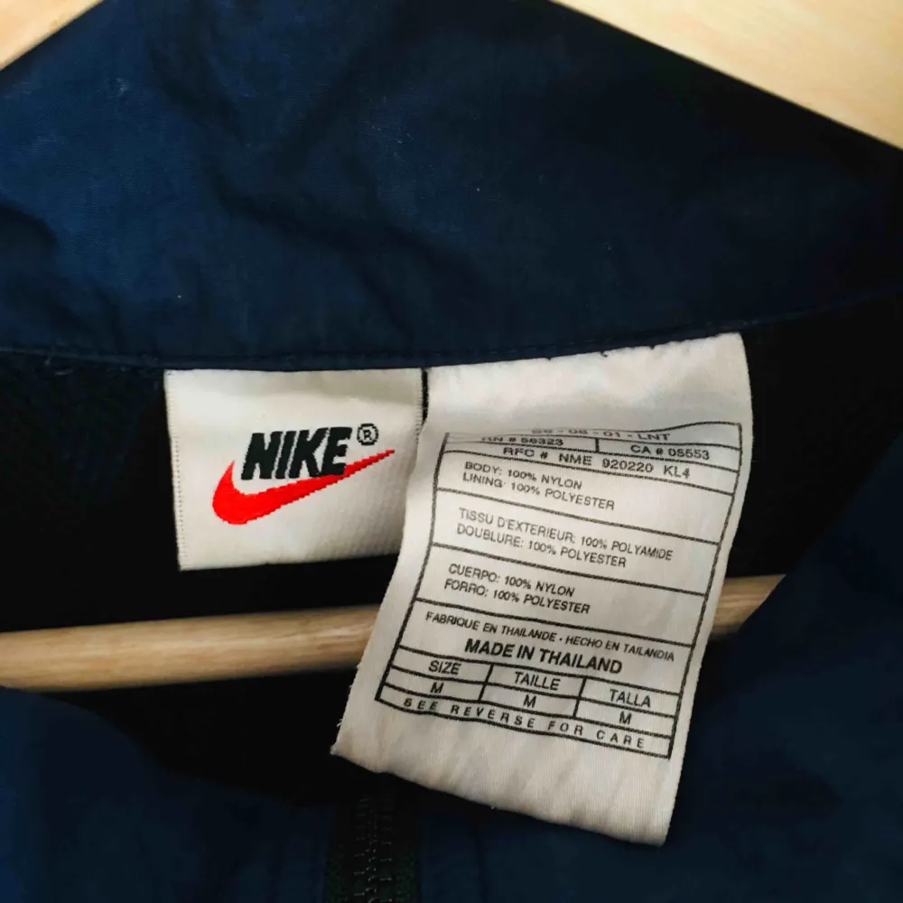 SJUKT cool och snygg Nike vintage jacka från 90-talet. Perfekt nu inför sommaren. Storlek medium. FRI FRAKT. . Jackor.
