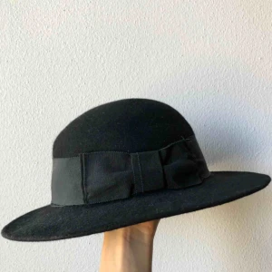  - Svart stor hatt i filttyg