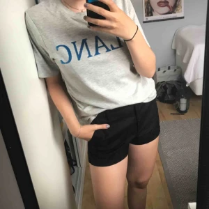  - Svarta shorts i chinos-material, strl S men funkar på XS! 