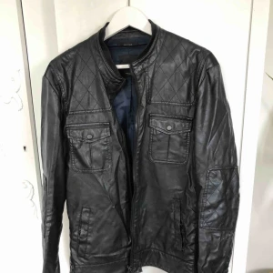  - Zara Skinnjacka med stretch ( fejkskinn ). Sjukt bekväm, Slim för att vara XL, passar mig perfekt och jag är M / L. 