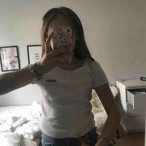  - Hilfiger tisha köpt i new york för 30 dollar, passar xs/s/liten m då den är stretchig