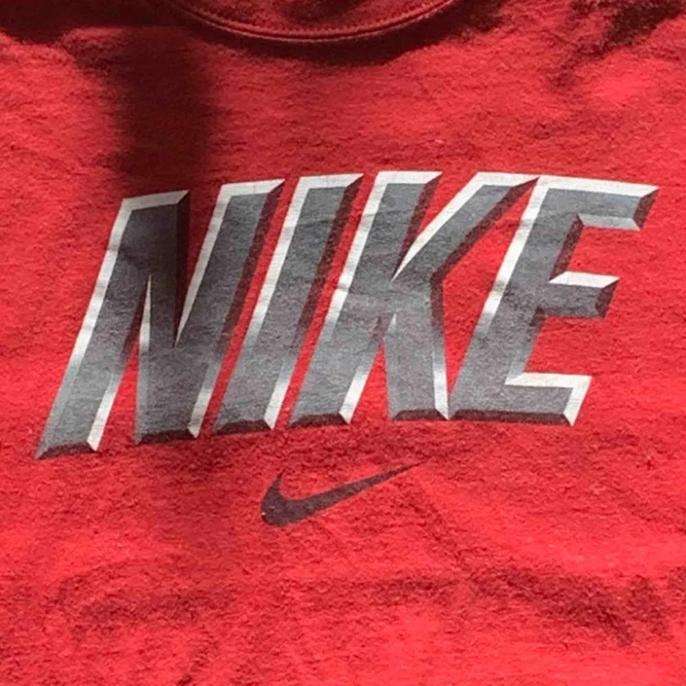 Supersnygg retro Nike T-shirt som jag säljer då den tyvärr är för liten. Köpt från beyond retro. Det står på den att det är en L men jag skulle säga att den sitter mer som en XS. Köparen betalar för frakt. :). T-shirts.