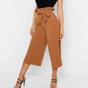  - Jättefina "loose" byxor! Sköna men inte min stil och orkar inte skicka tillbaka. Storlek 38, aldrig använda. Lappar kvar 