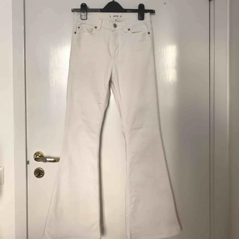 High waist vita flare jeans från MANGO i storlek 34. Bra skick, bara lite slitna vid vänster fot, men tycker personligen det är snyggt. Säljer pga för stora för mig. Möts upp i Stockholm!. Jeans & Byxor.