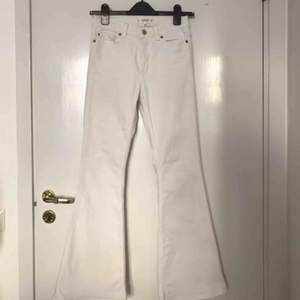 High waist vita flare jeans från MANGO i storlek 34. Bra skick, bara lite slitna vid vänster fot, men tycker personligen det är snyggt. Säljer pga för stora för mig. Möts upp i Stockholm!
