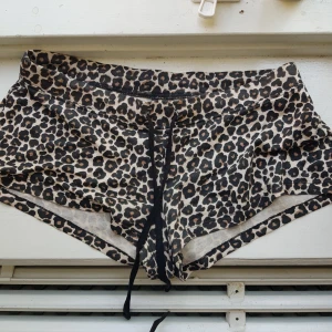  - Oanvända mjukisshorts från H&M 