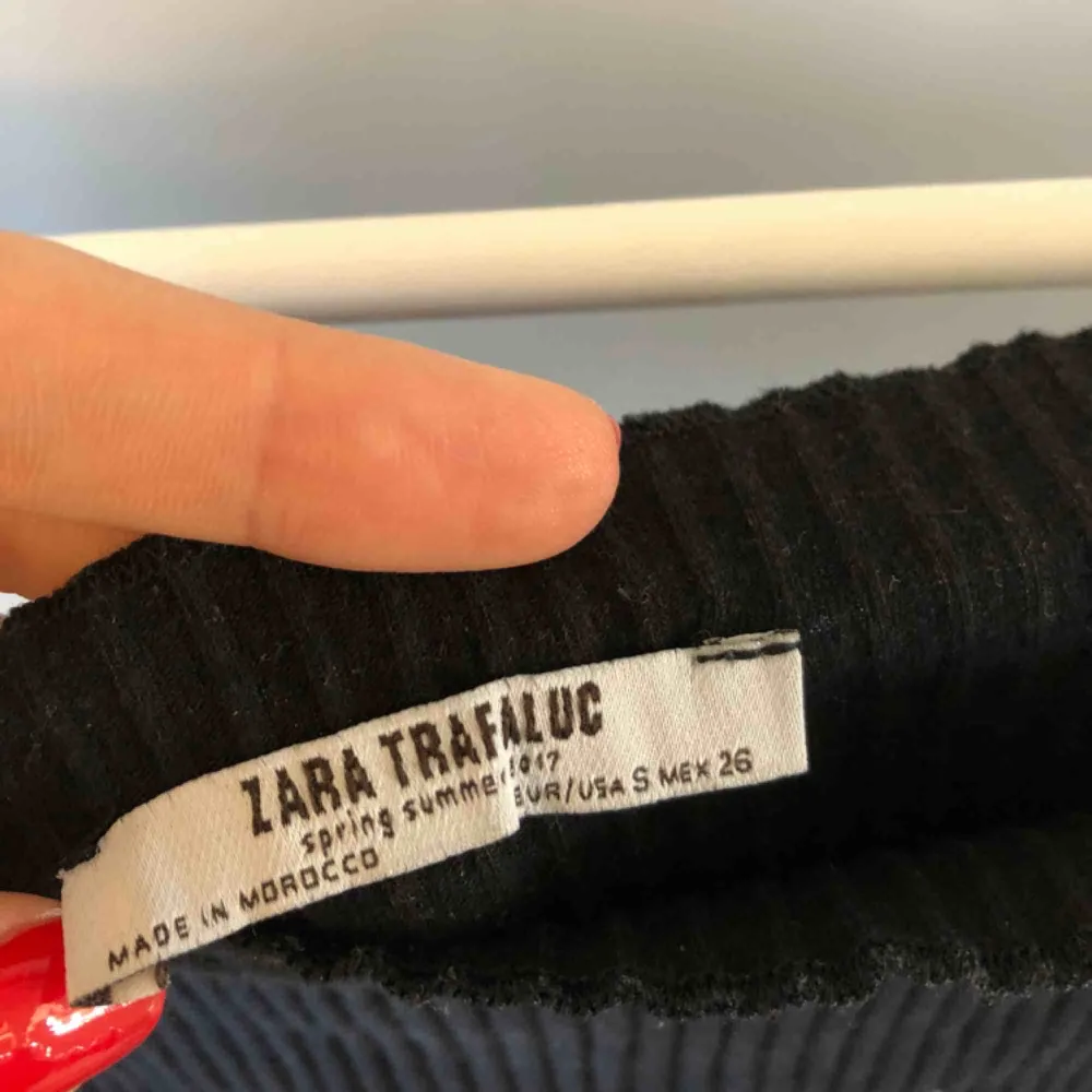 Off-shoulder croppad tröja från Zara i storlek S. Frakt 50kr eller möter upp i Kristinehamn . Toppar.