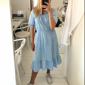  - Vintage sommarklänning i perfekt skick. Troligen ifrån 70-talet, gjord i Sverige. Passa xs-m beroende på hur man vill att den ska sitta!