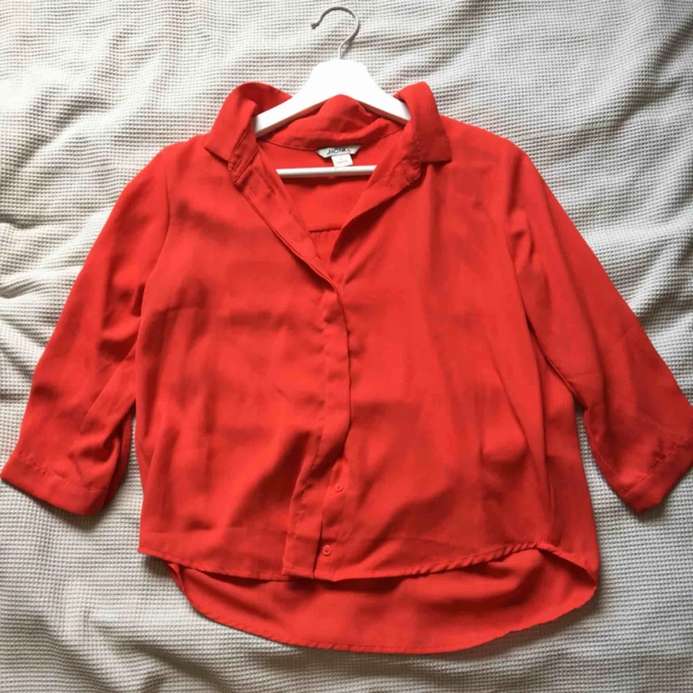 Röd skjorta (blus?) i viskos från monki. Trekvartsärm. Fint skick, använt sparsamt. . Skjortor.