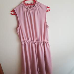 Jättefin kvalité rosa klänning. Använd fyra gånger som mest. Storleken är 36. Priset kan diskuteras och köparen betalar för frakt. Tveka inte om du har några frågor 💗💓💗💖