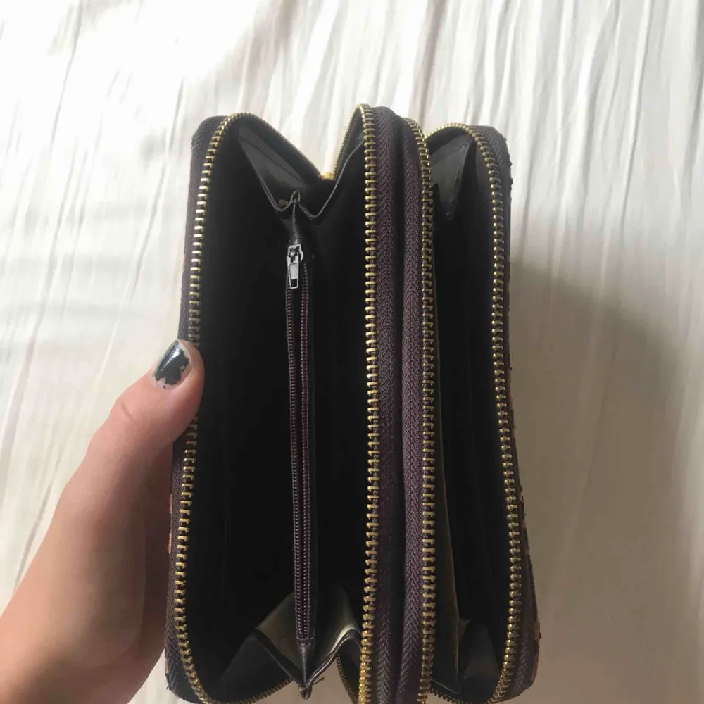 A-kopia Louis Vuitton plånbok. Väskor.