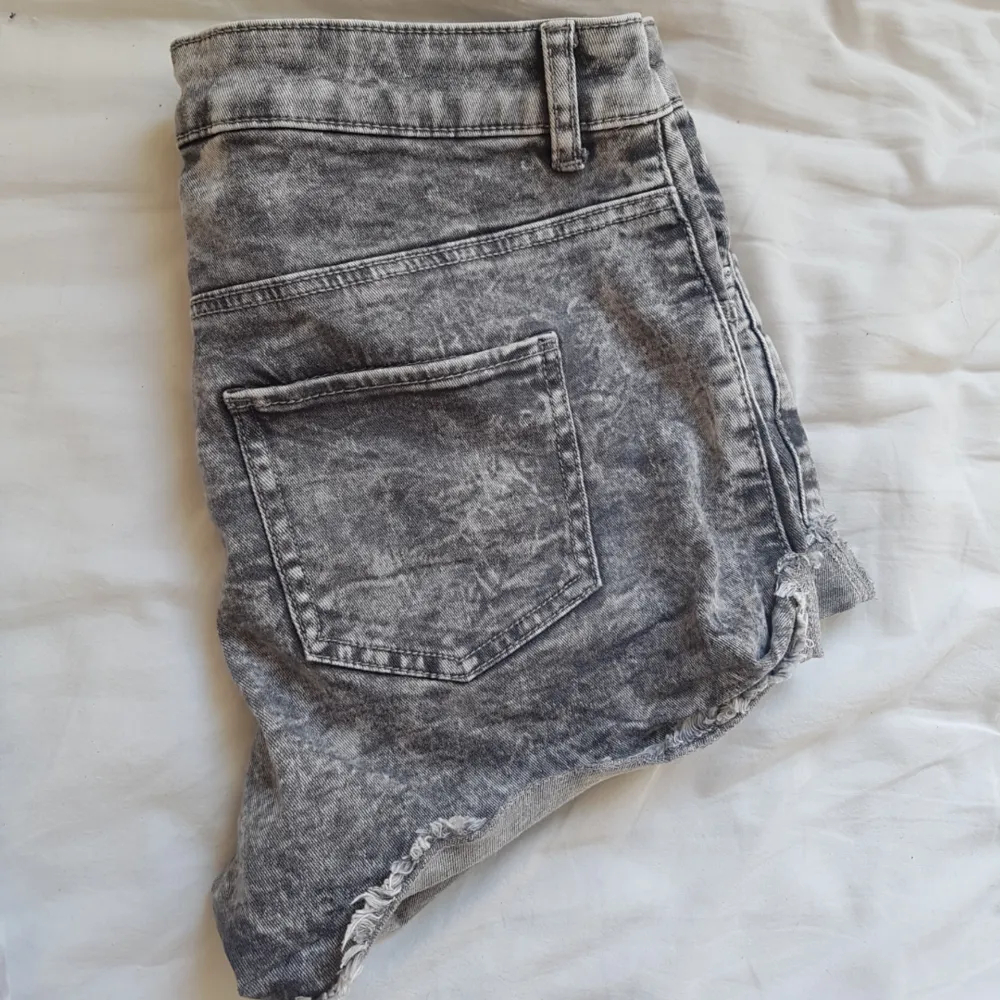 Ett par svarta/grå shorts i strechigt jeans material. Nästan aldrig använda då de är för små. Köparen betalar frakten!🌻. Shorts.