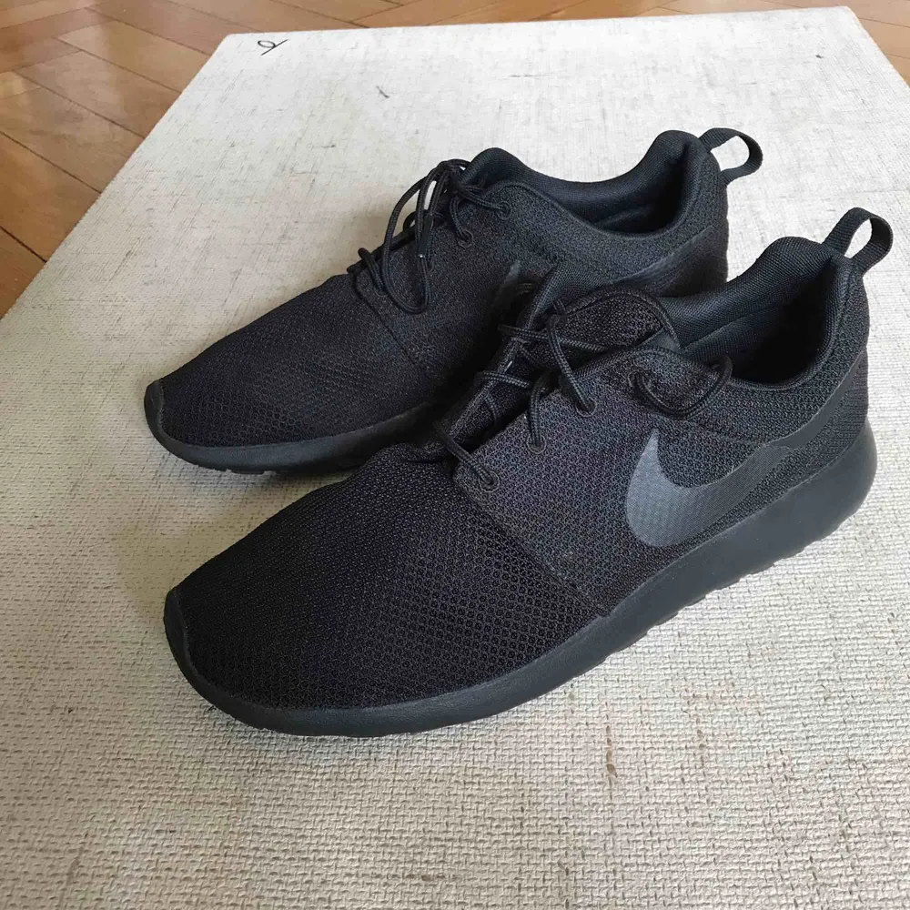 New men’s Nike Roche Sneaker, too small for my bf. Pick up on Söder or shipping is extra :). Skor.