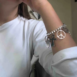  - Unikt armband, fraktkostnad tillkommer.