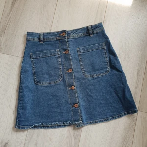  - Jeanskjol med knäppning från lager 157 Använd endast 2 gånger, så nästan som ny 🌸  Ni står för frakten!