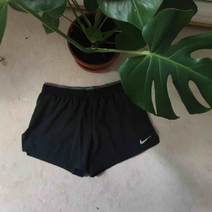  - Skitsnygga korta träningsshorts från Nike. Aldrig använda, nypris 350! Frakt tillkommer på 30kr!