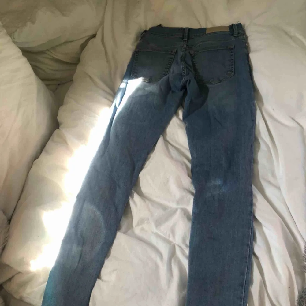Ljusblåa jeans med låg midja från bik bok, tvättade ett par gånger vilket syns i slitningarna på knäna (bild 3) säljer pga att jag föredrar hög midja på jeans . Jeans & Byxor.