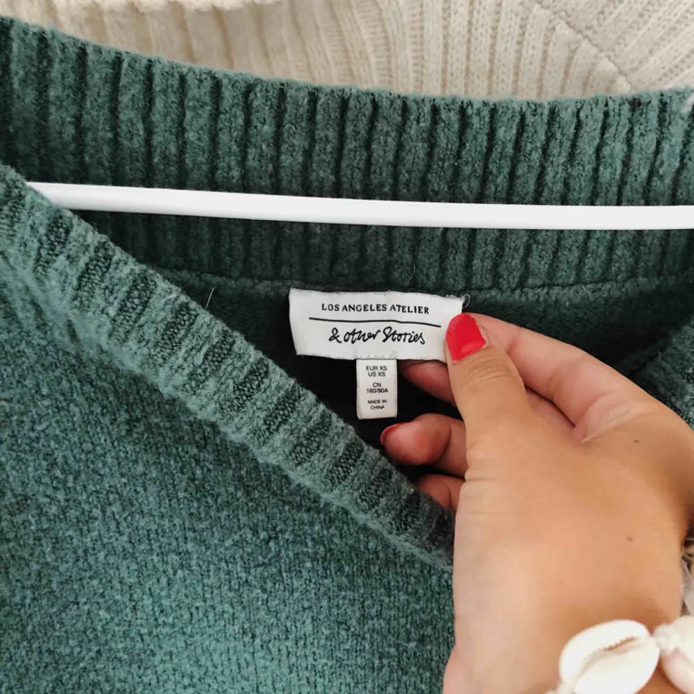 Superfin & soft grön stickad tröja i ull ifrån & other stories! Använd men i super bra skick! Skön & användbar, säljs pga att den ej kommit till användning på senaste! 💓. Stickat.