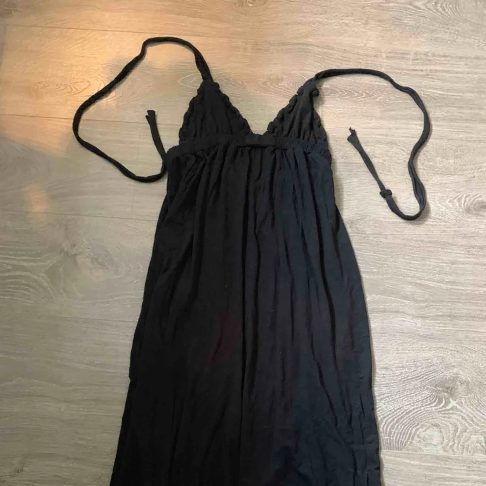 Jättefin svart klänning från Tiger Lilly (dyrt australiensiskt märke)! Små i storleken då den sitter bra på mig som har storlek XS/S. Frakt inräknat i priset, tar endast swish. Bara att skicka en fråga om du undrar något! . Klänningar.