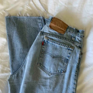  - Riktigt snygga slitna levis. Storlek saknas men jag är en M, vanlig storlek i jeans är 29,30.  Uppklippta ner till därför något kortare. Skulle säga att det är en 30 längd.  Frakt ingår i priset 