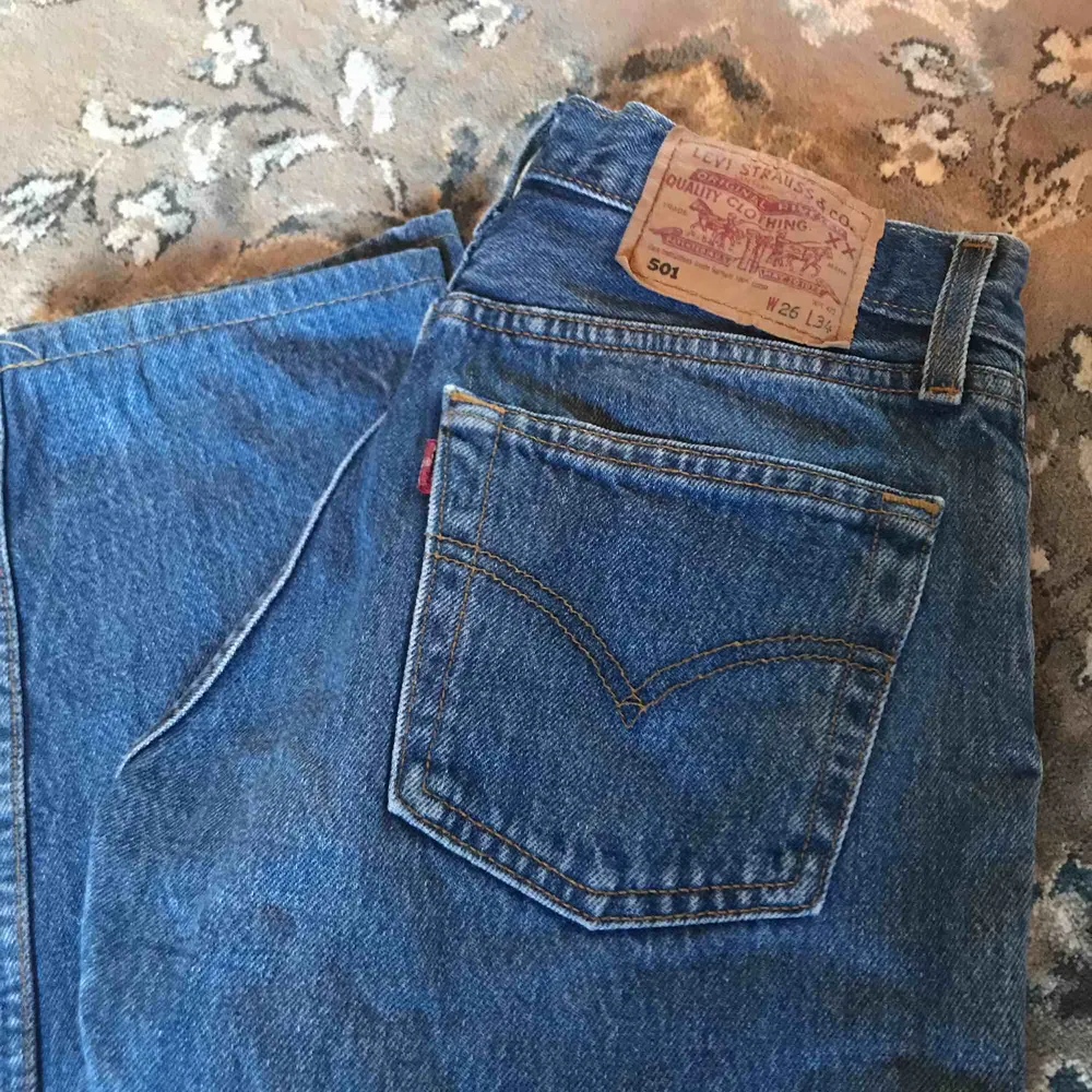 Snygga Levis jeans med slitningar/hål i knäet😍 köparen står för frakt 🌸. Jeans & Byxor.