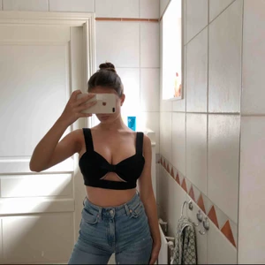  - Liten topp i svart. 