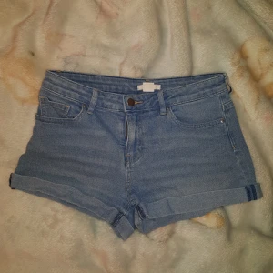  - Ny shorts från H&M, använd tre gånger. Storlek 36, passar jättebra. Säljer för att den är för liten för mig. Priset kan diskuteras. Tveka inte om du har några frågor ❤💋🥰