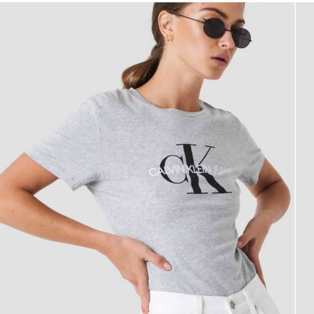 grå Ck-t-shirt! köpt för 500. använd kanske 10 ggr, så väldigt bra skick. säljer pga bytt stil. 150+frakt, men pris kan diskuteras vid snabb affär. kan mötas upp eller frakta🥳. T-shirts.