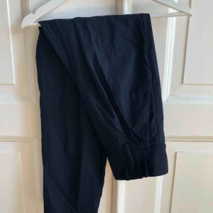  - Navy byxor med vita ränder. Väldigt högmidjade och raka i benen! 