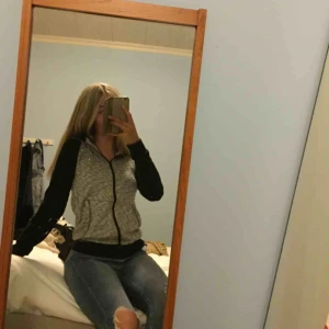  - Hoodie från HM, passar Xs.  Med luva. Fint skick☺️