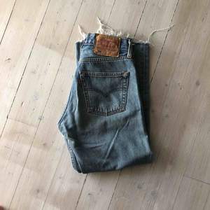 Jeans från Levi’s i modellen 501. Köparen står för frakt (59 kr) 💕 Skriv för fler bilder ☺️