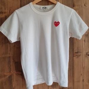  - Fits a bit small so S/M is fine Worn but still can serve nicely :)